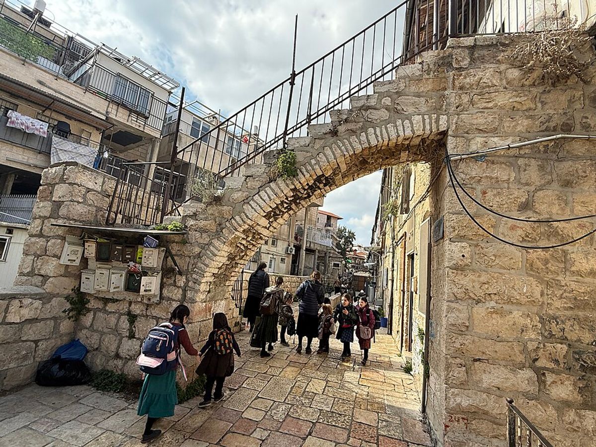 Modesty signs and notices in Mea Shearim, Jerusalem